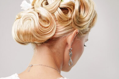 Wunderschöne Brautfrisuren auch bei schlechtem Wetter möglich