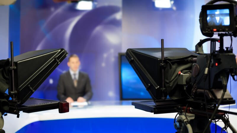 Blick hinter die Kameras eines Fernsehstudios während einer Live-Sendung