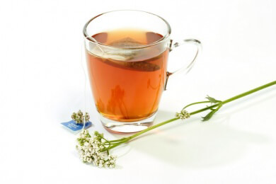 Kräutertee und Wadenwickel - Senioren schätzendie traditionelle Naturheilkunde