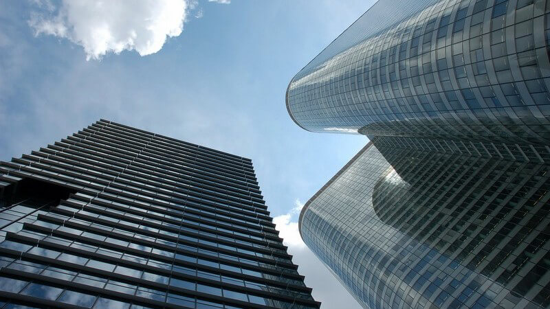 Gebäude - Zwei Wolkenkratzer unter blauem Himmel