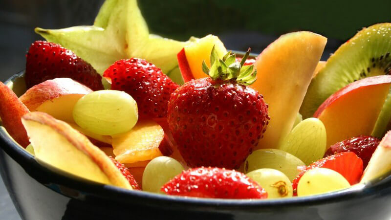 Obstsalat: Schale mit verschiedenen Früchten und Obstsorten