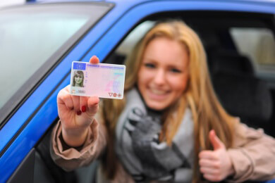 Sind Frauen schlechte Einparker? Dieses Klischee führt zu Selbstzweifeln