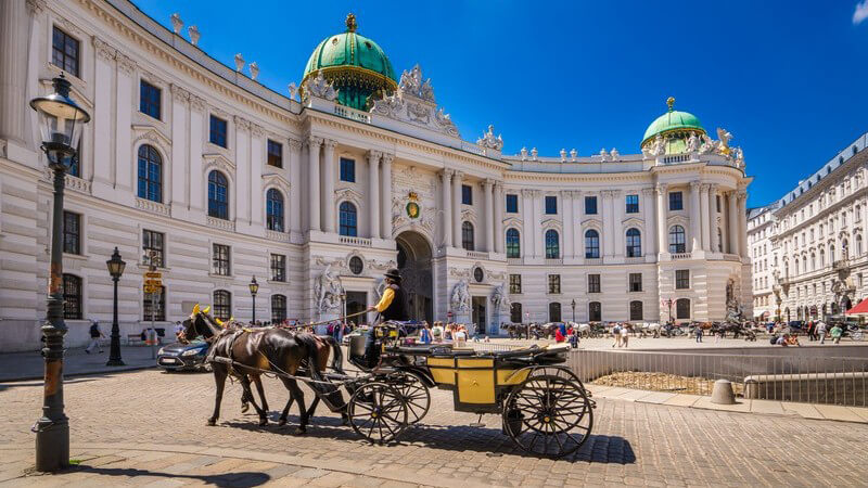 Die Hofburg zu Wien, Österreich, davor Fiaker (Kutsche) mit Pferden