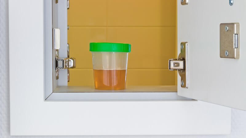 Urinprobe im Behälter in kleinem Schrank