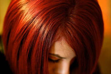 Der neue Bob 2014 - jugendlich-frische Frisur mit farbigen Highlights