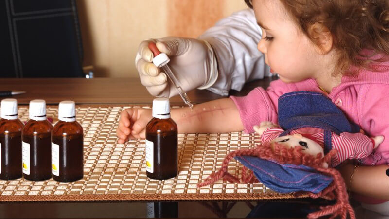 Kleines Mädchen beim Allergietest