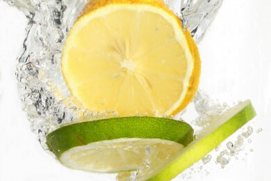 Selbst aromatisiertes Wasser - der perfekte Sommerdrink