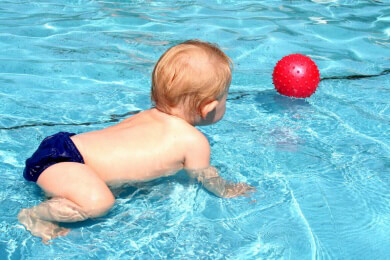 Kinder müssen im und am Wasser immer beaufsichtigt werden, selbst wenn sie bereits schwimmen können