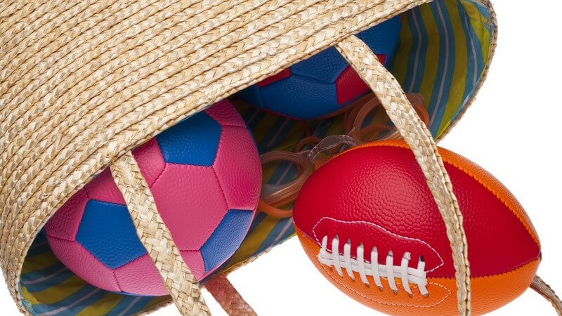 Strandtasche mit Bällen: Fußball, Handball, Football