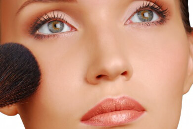 Sommerliches Make-up auch bei Hitze tragen