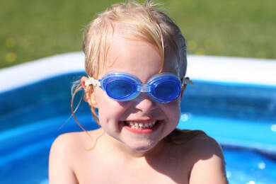 Tipps für Eltern, damit ihre Kleinen im Planschbecken und Co. sicher baden können
