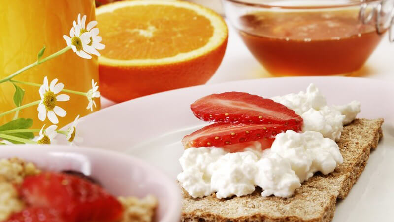 Nahaufnahme gesundes Frühstück mit Knäckebrot und Früchten