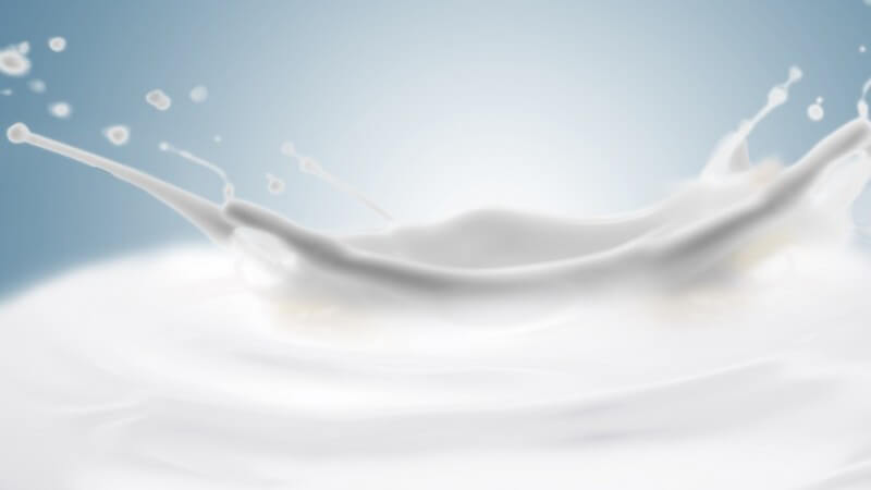 Milch in Nahaufnahme mit Spritzern und Tropfen