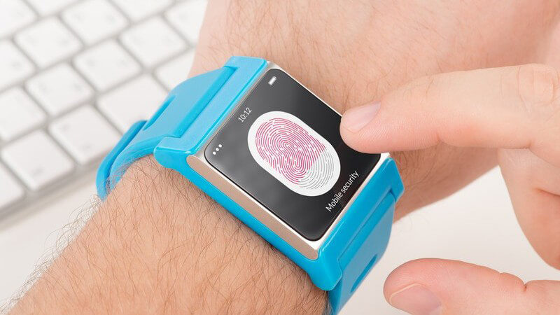 Blaue Smartwatch an Handgelenk scannt einen Fingerabdruck