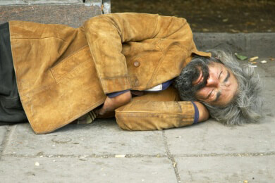 Obdachlos und alkoholabhängig: Die Sucht beginnt meist im Kindesalter