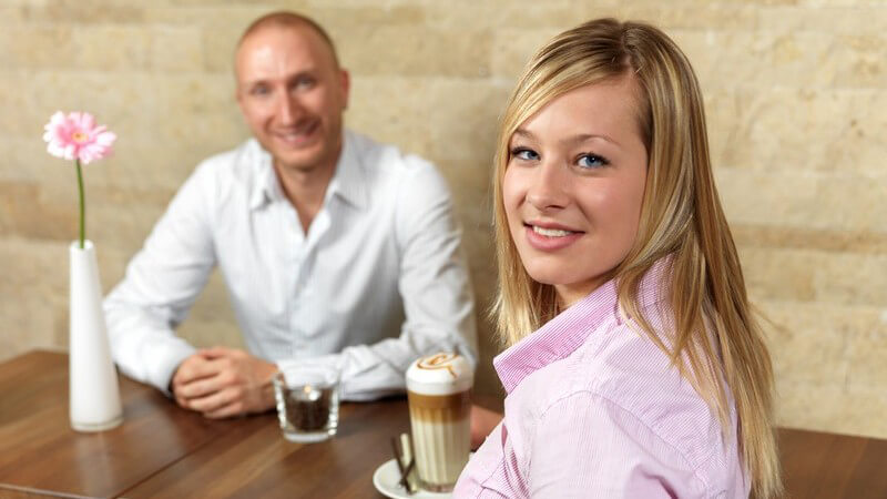 Junges Paar im Café beim Date