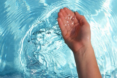 Kein uneingeschränktes Badevergnügen: Schwimmbäder sind Tummelplätze für Bakterien