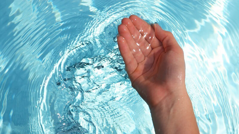 Hand im klaren Wasser