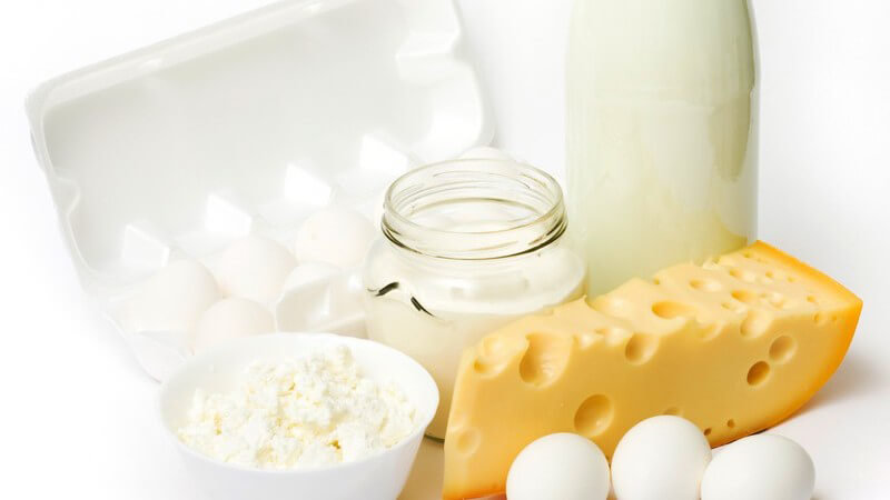 Frische Eier, Käse, Milch auf weißem Hintergrund