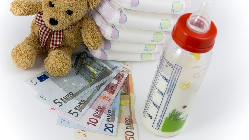 Teddybär, Windeln, Milchflasche und Geldscheine (90 Euro)