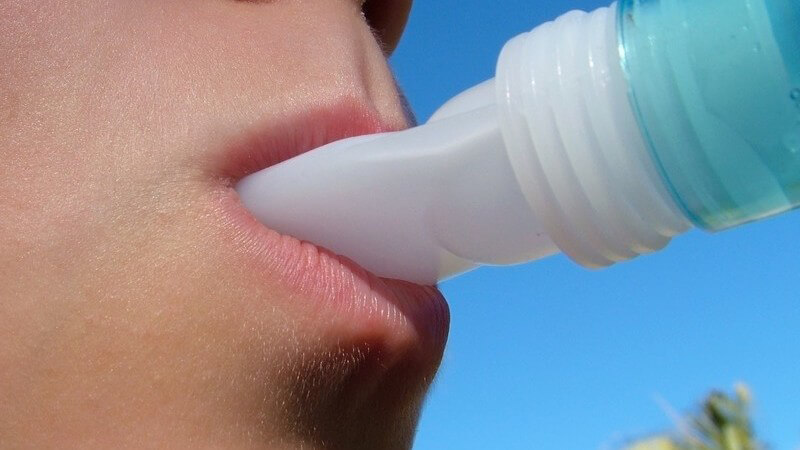 Nahaufnahme Mund, Nase eines Jugendlichen mit Inhaliergerät