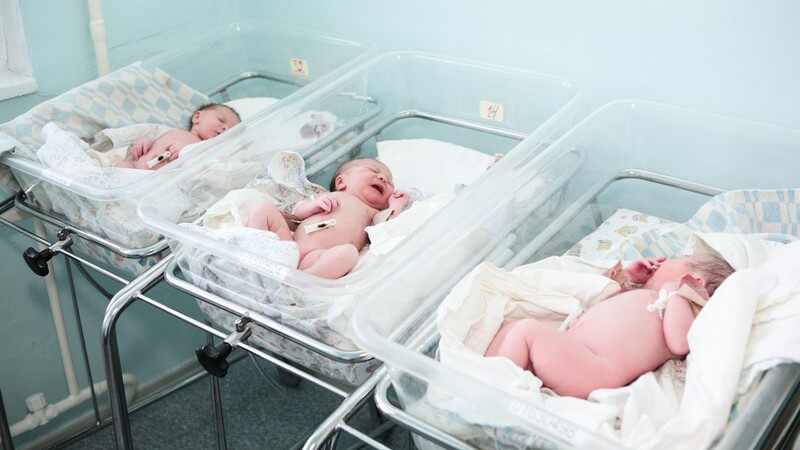 Neugeborene in Bettchen im Krankenhaus