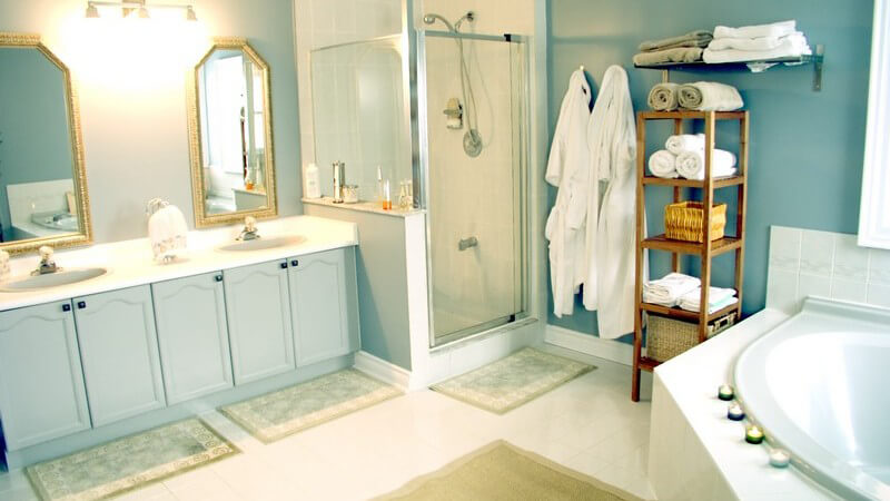Einsicht modernes Badezimmer mit Eckbadewanne und Dusche