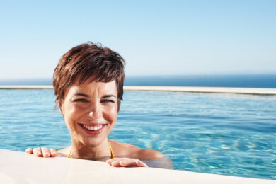 Haarstyling an Strand und Swimmingpool