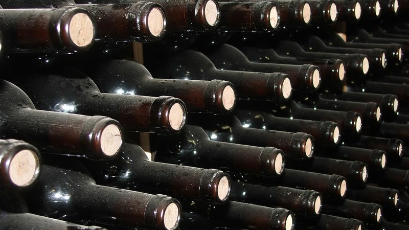 Nahaufnahme Ausschnitt Weinflaschen im Regal