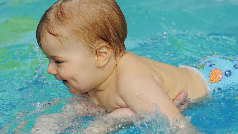 Baby im Pool - Babyschwimmen