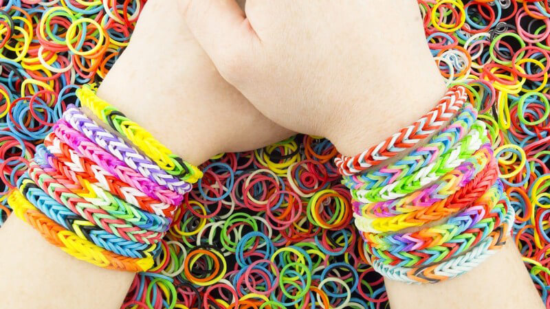Bunte Rainbow Loom Armbänder an Kinderarmen