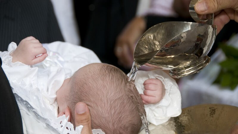 Taufe eines Säuglings in der Kirche