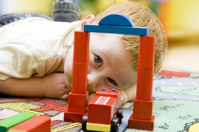 Spielerisch die Welt entdecken: Kinder brauchen Fantasie