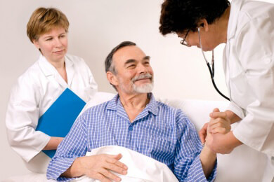 Aufklärung und Einwilligung bei ärztlichen Eingriffen: Kritik an Patienteninformation