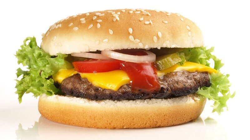 Nahaufnahme Cheeseburger auf weißem Hintergrund