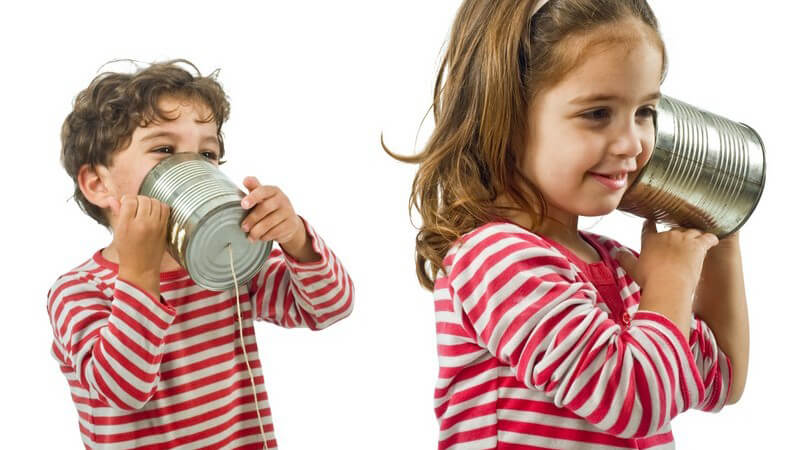 Kleinkinder telefonieren durch Telefon aus Dosen, weißer Hintergrund