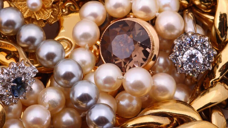 Goldschmuck, Perlenketten und Diamantringe