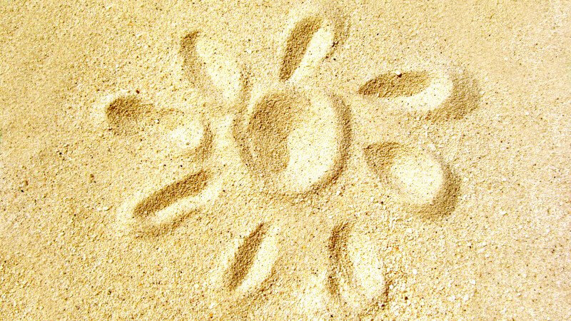 Sonne in Sandstrand gemalt
