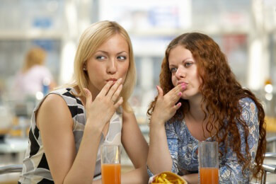 Essen mit übergewichtigen Freunden macht dick