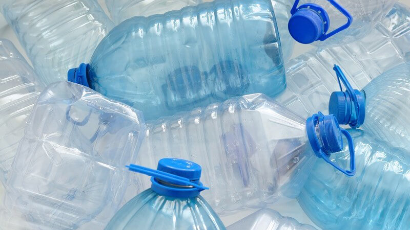Mehrere leere Plastikflaschen auf einem Haufen