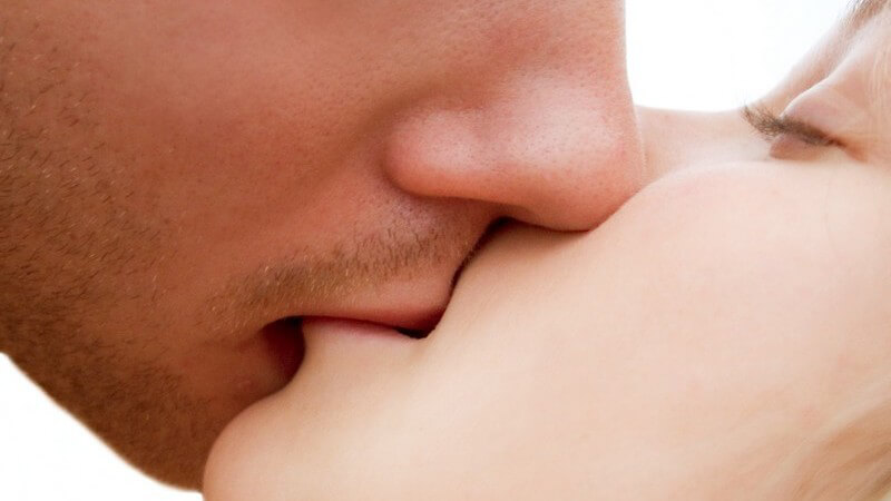 Kuss eines jungen Paares