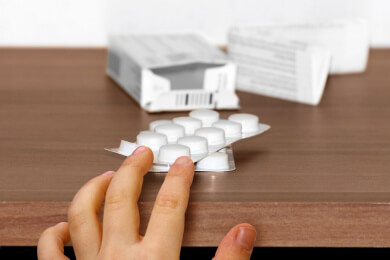 Kleine Kinder vor Vergiftungen schützen: Tabletten stets sicher wegsperren