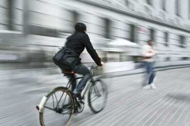 Unfall auf falscher Radwegseite - Autofahrer haben keine Vorfahrt beim Abbiegen