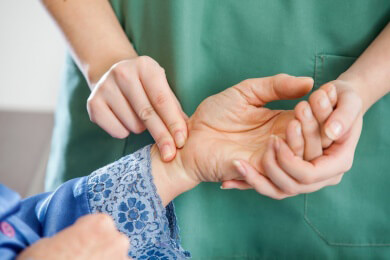 Viele Deutsche haben Angst vor kostspieliger Pflege im Alter