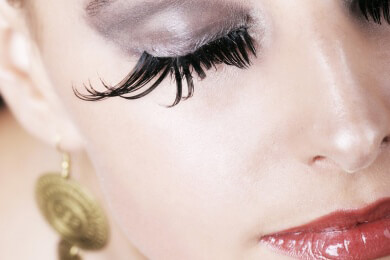 Für schöne Wimpern und Augenbrauen spezielle Färbemittel verwenden