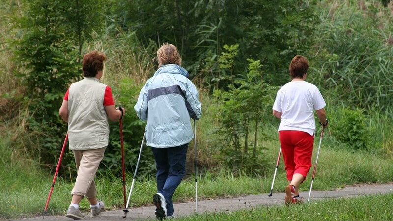 Rückansicht drei Frauen beim Walken