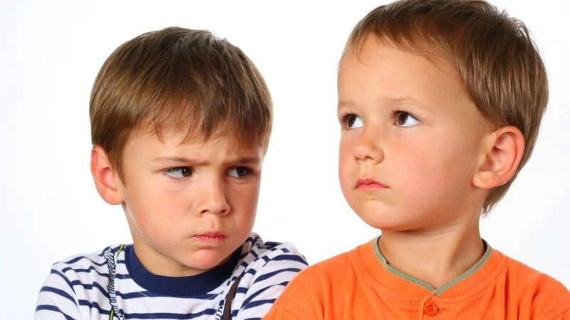 Zwei kleine Jungen gucken böse und enttäuscht