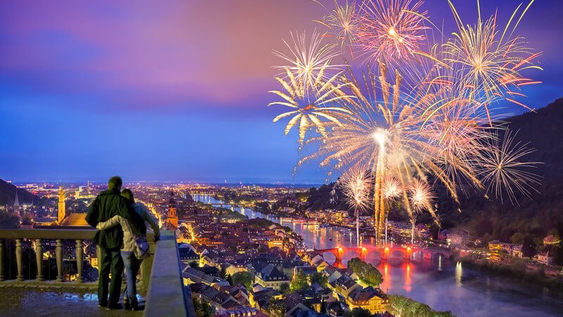 Blick vom Heidelberger Schloss auf die Stadt und den Neckar während eines großen Feuerwerks