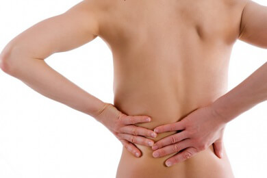 Spinalstenose behandeln: Operation nur kurzfristig besser als Medikamente