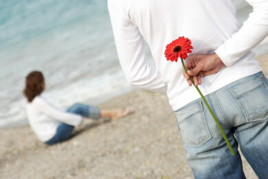 Viele Männer wissen nicht, ob so manche Höflichkeitsgeste bei den Frauen überhaupt erwünscht ist